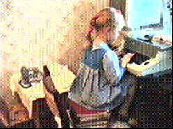 Ребенок в 4 года, Лариса Тюленева печатает на пишущей машинке, 1992 г. Раннее развитие детей по системе П.В.Тюленева.